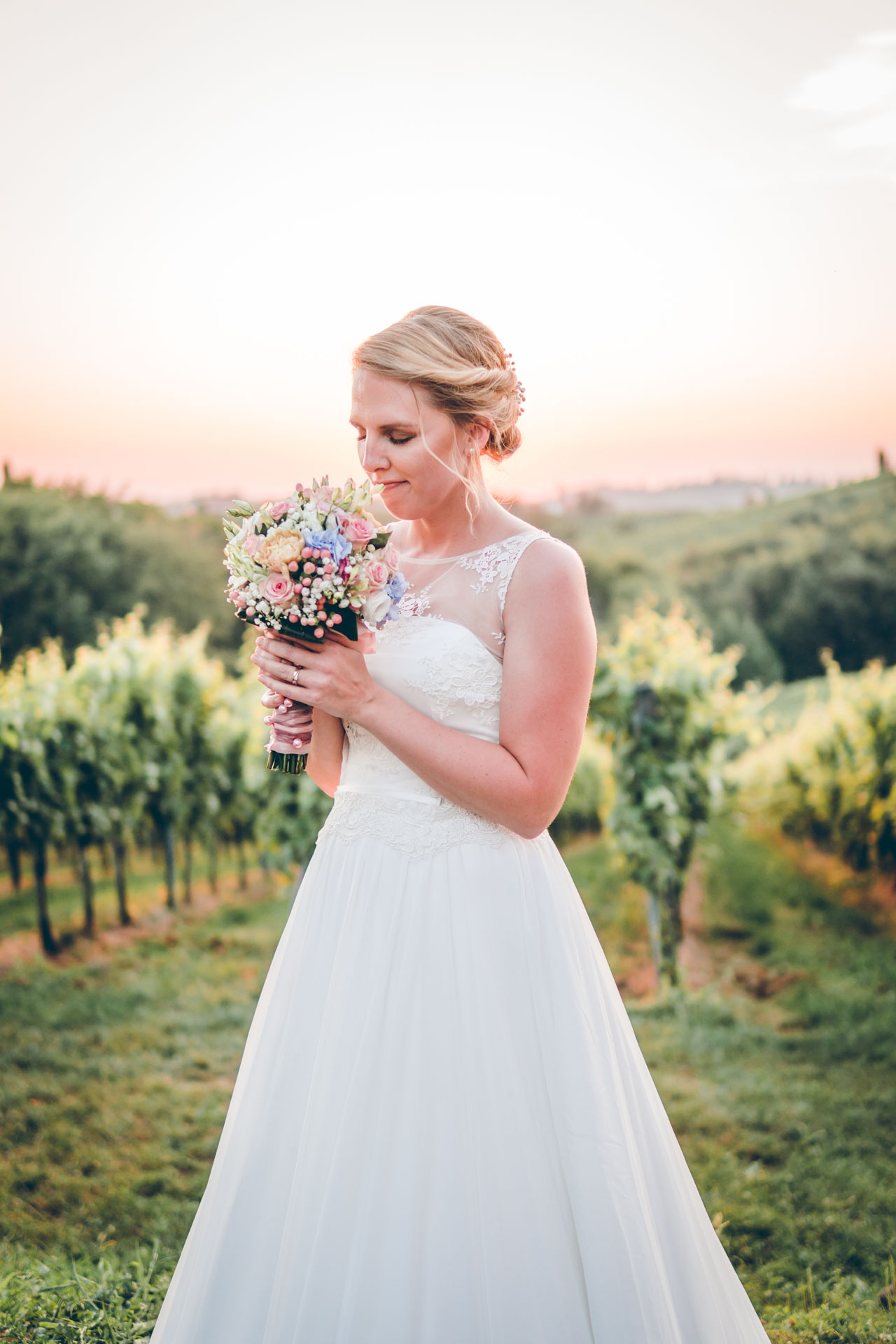 Porträt einer Braut in den slowenischen Weinbergen