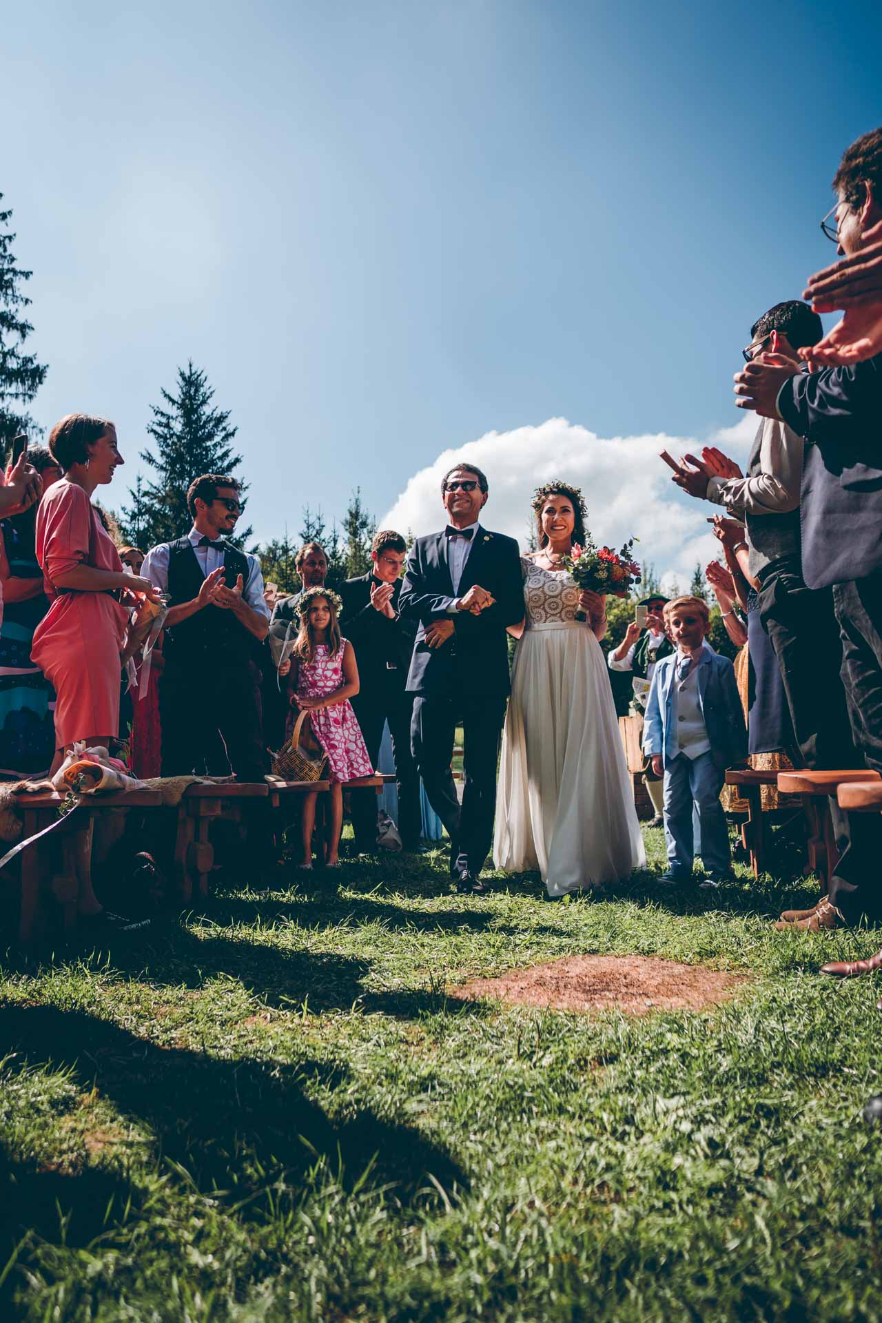 Braut und Brautvater bei freier Trauung im Blueland in Bayern